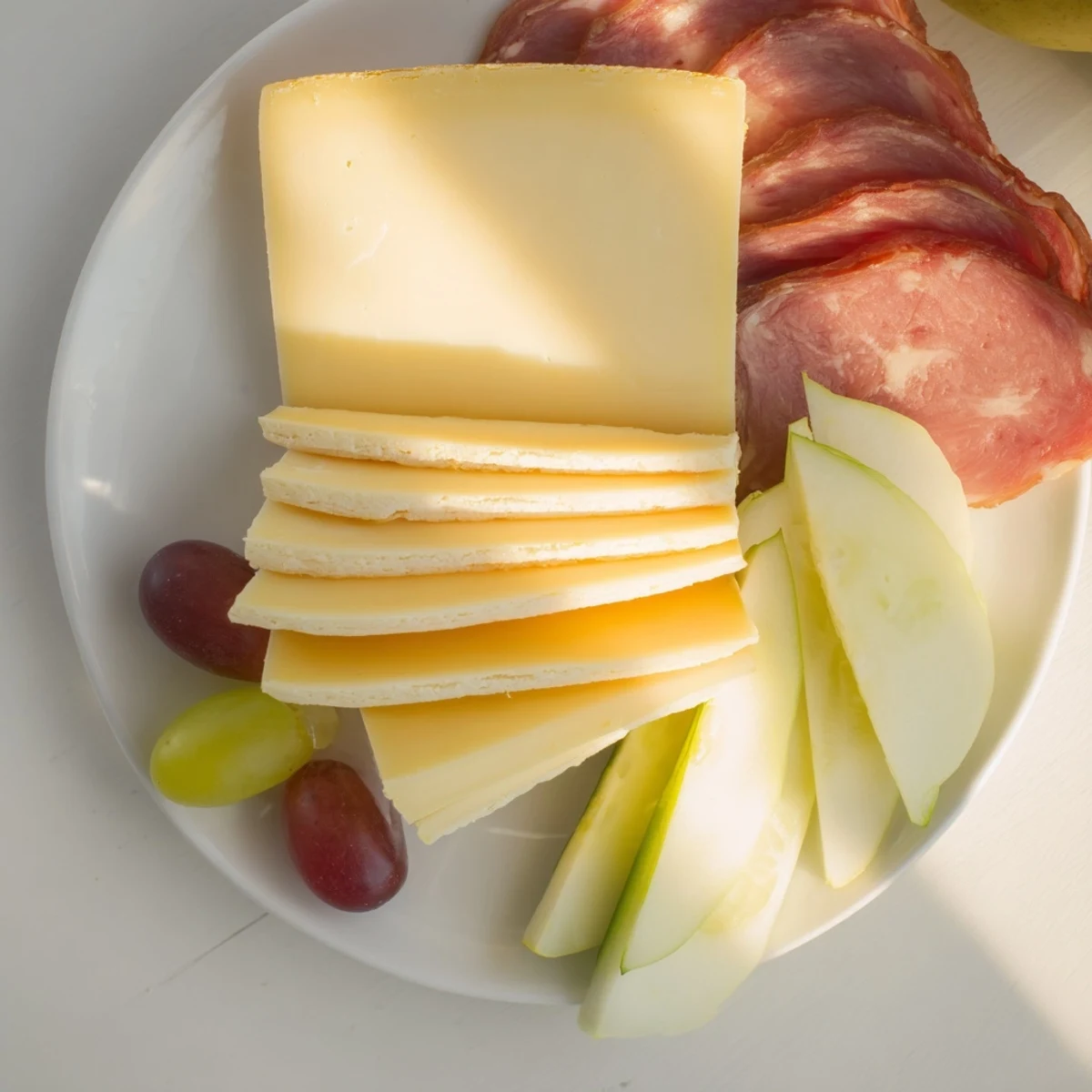 This enticing Planche Montagne Aventure Collation includes crusty bread, grapes, and various cheeses perfect for snacking.