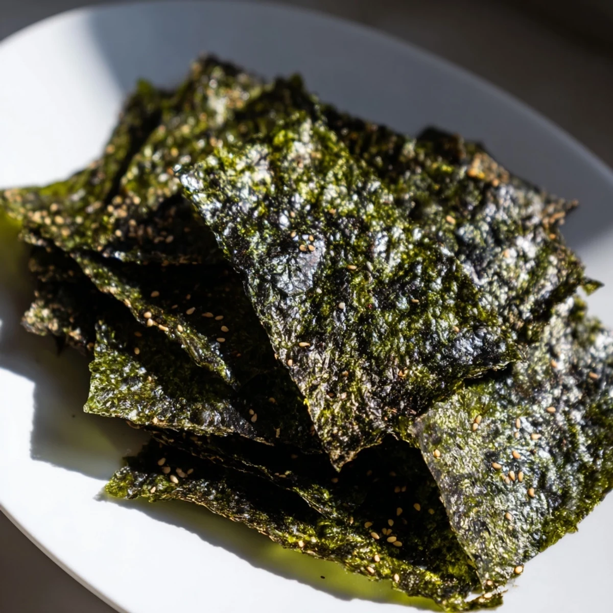 Close-up of toasted Roasted Seaweed Chips, perfectly crispy and ready for a flavorful bite.